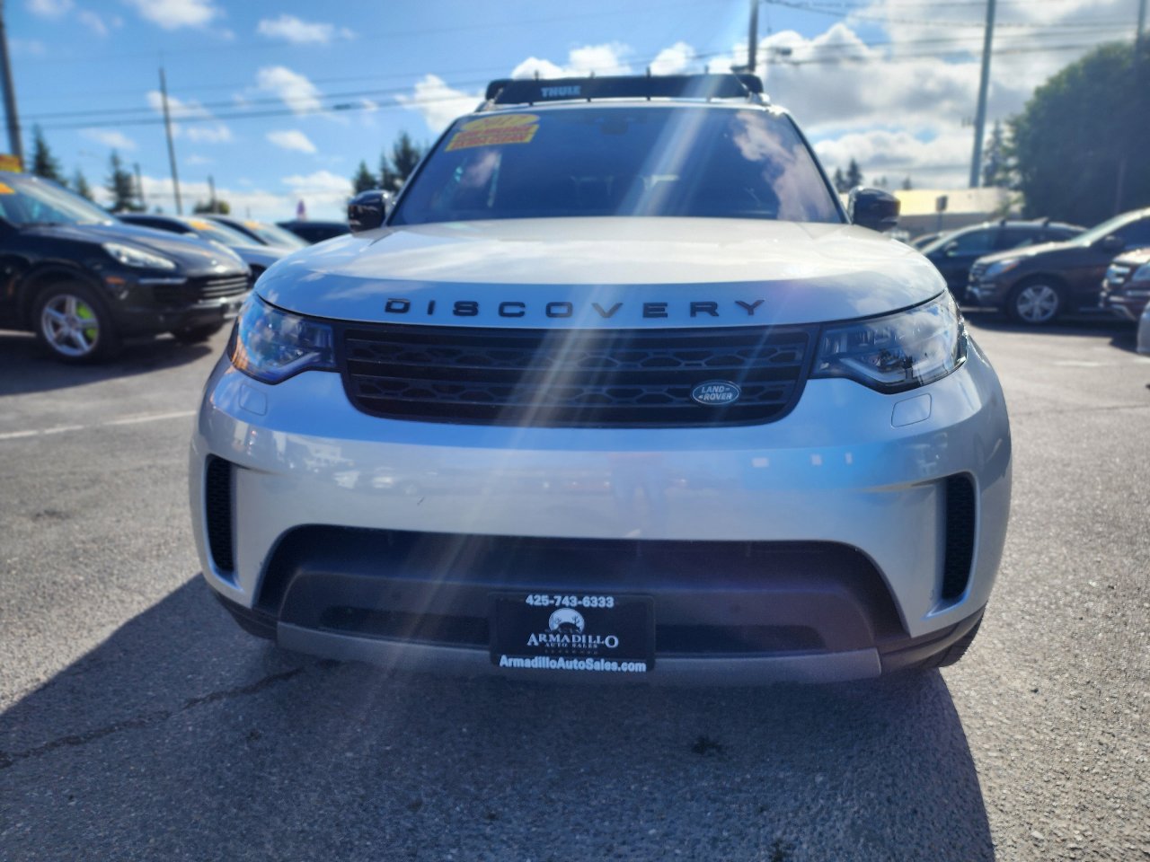 Used 2017 Land Rover Discovery SE image 2