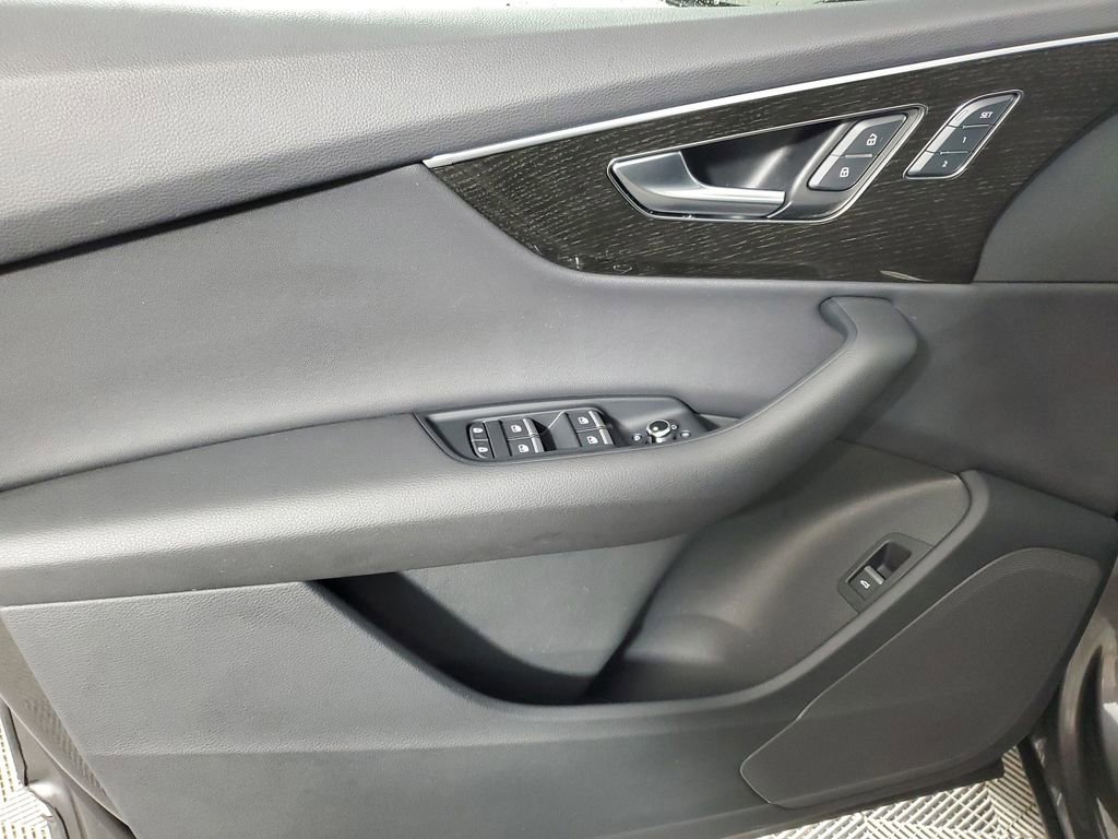 Used 2025 Audi Q7 2.0T Premium w/ Convenience Package image 18