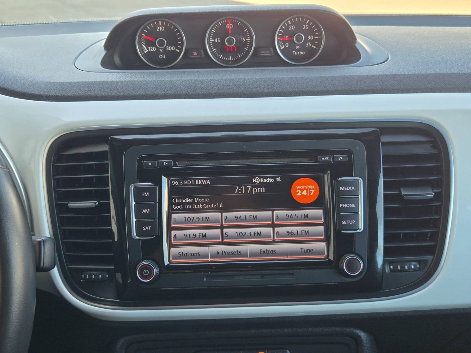 Used 2015 Volkswagen Beetle TDI FWD image 26