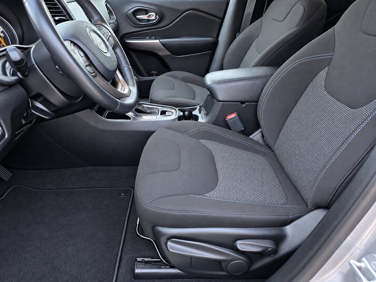 Used 2020 Jeep Cherokee Latitude w/ Cold Weather Group FWD image 13