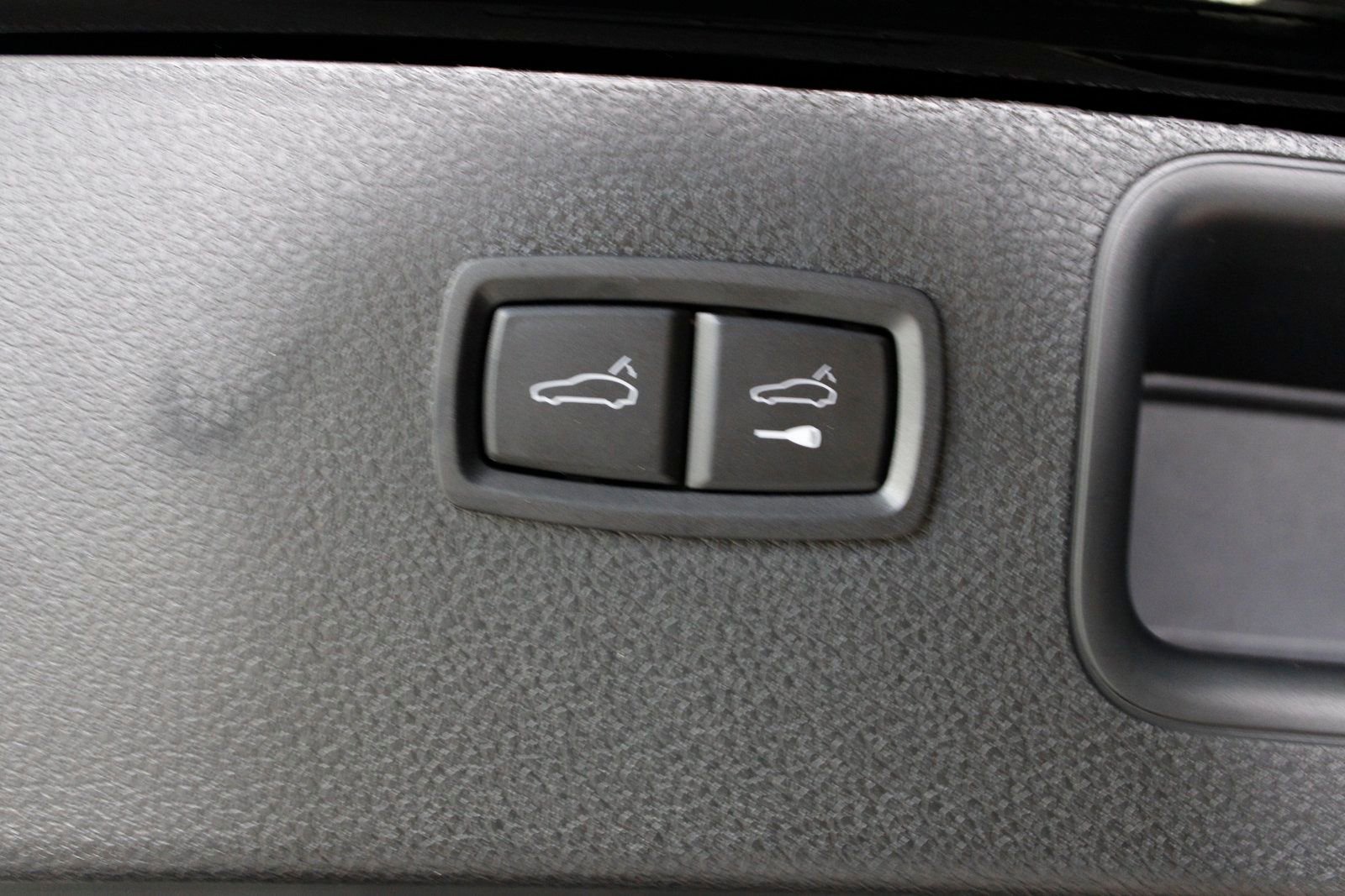 Certified 2025 Porsche Macan image 18