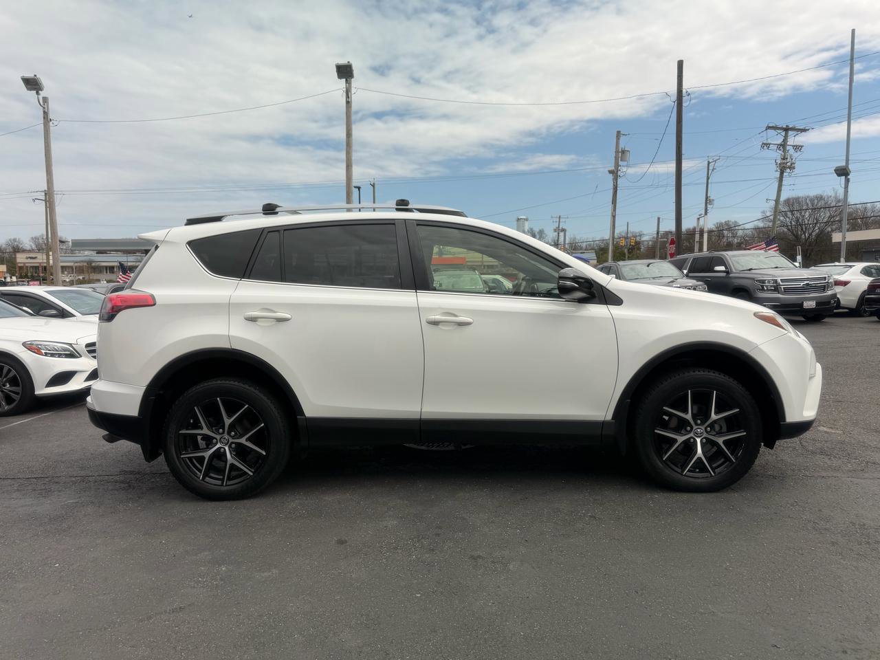 Used 2018 Toyota RAV4 SE w/ Power Extra Value Package AWD/4WD image 4