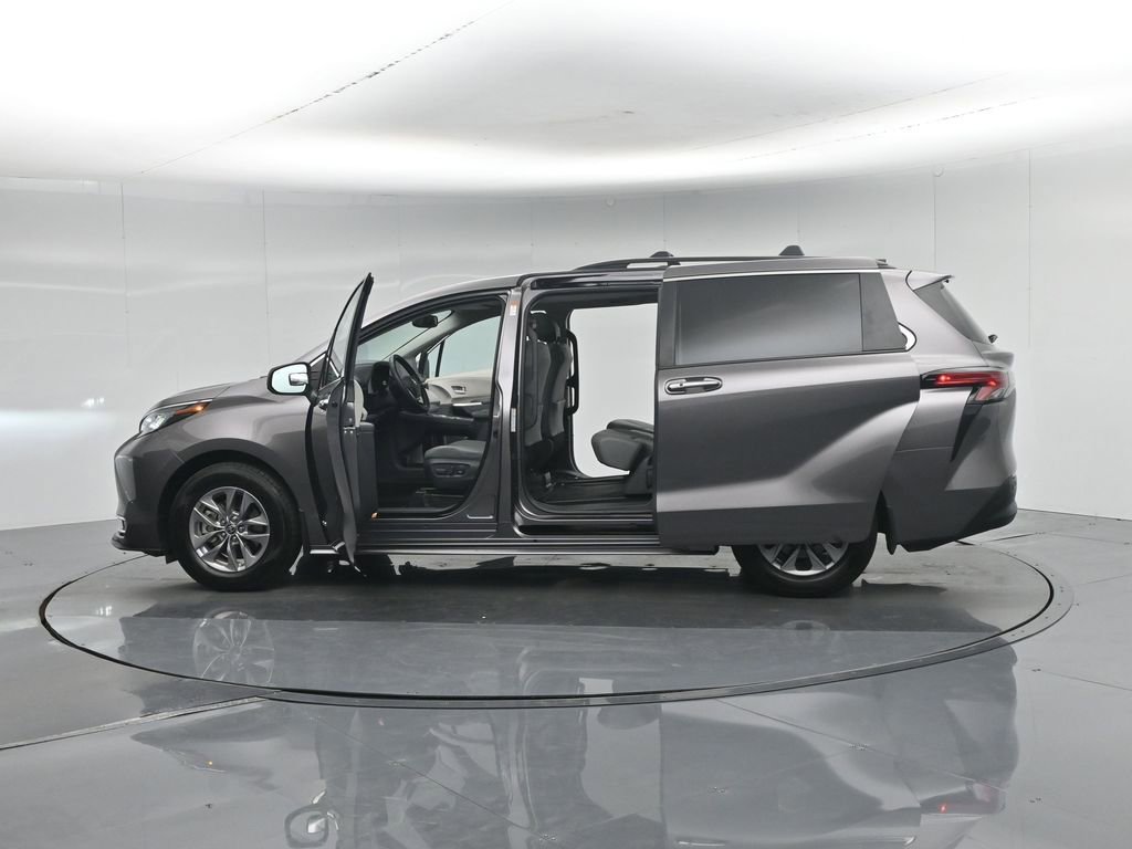 Used 2021 Toyota Sienna XLE FWD image 40