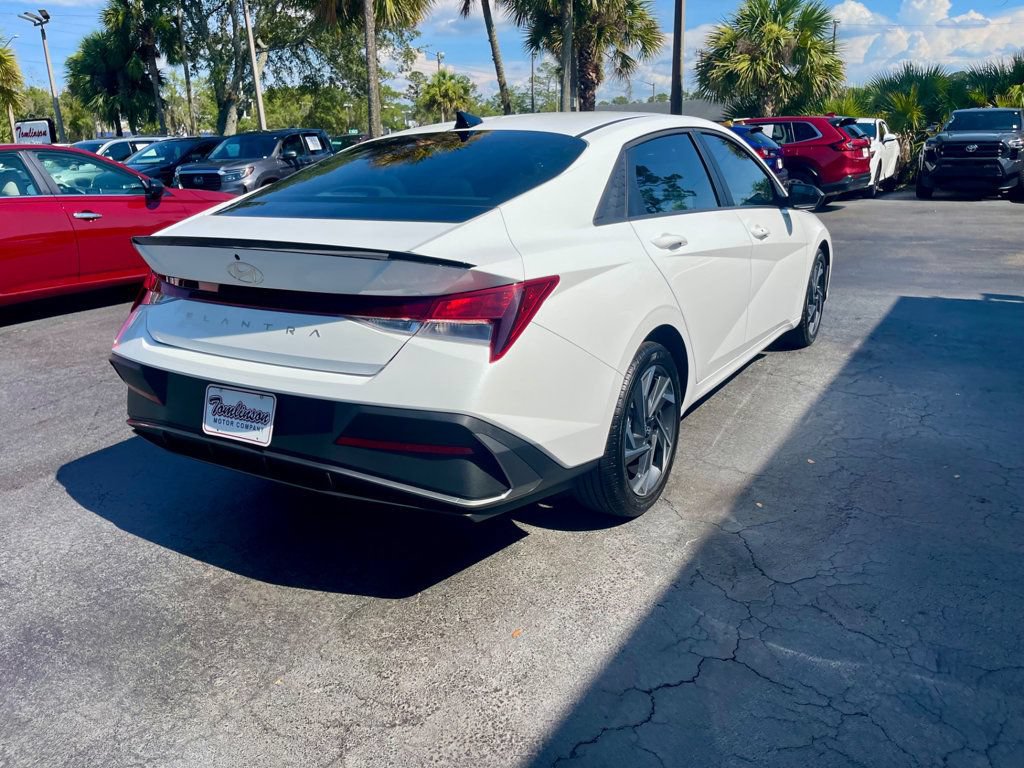 Used 2025 Hyundai Elantra Sport FWD image 5