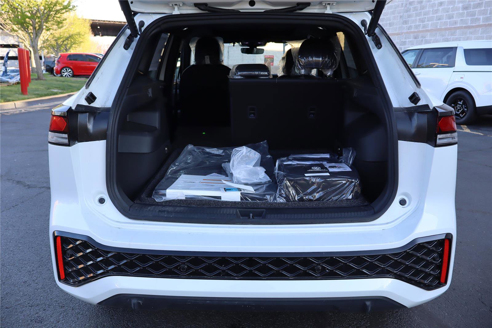 New 2026 Volkswagen Tiguan SE R-Line AWD/4WD image 6