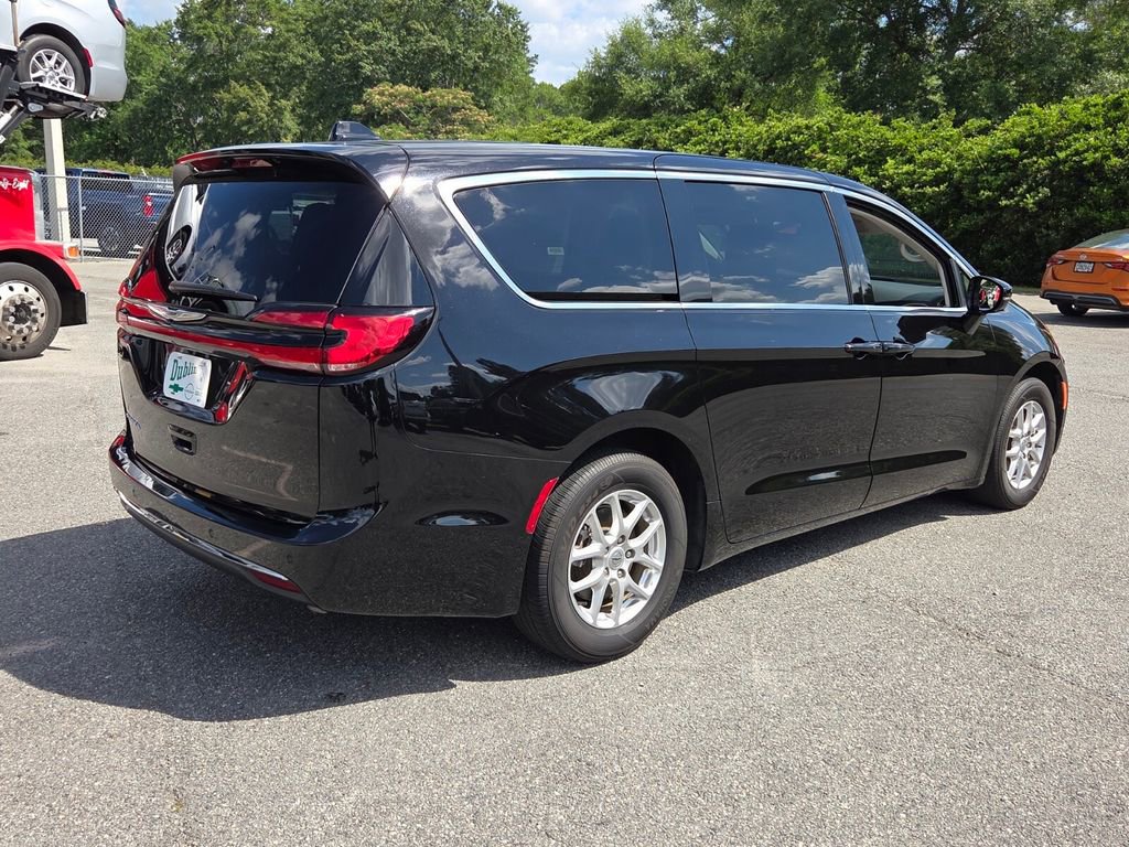 Used 2024 Chrysler Pacifica Touring-L FWD image 11