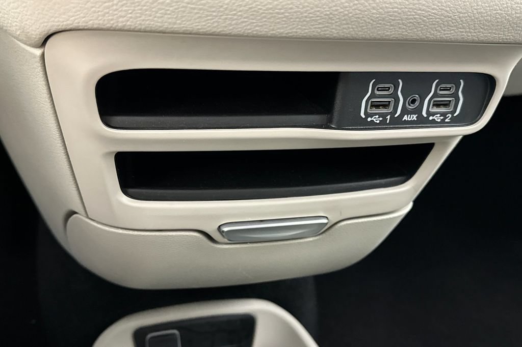 Used 2023 Chrysler Pacifica Touring-L FWD image 35