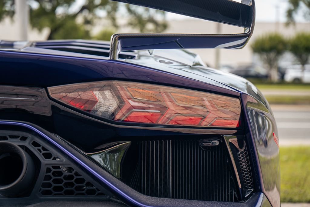 Used 2019 Lamborghini Aventador SVJ AWD/4WD image 12