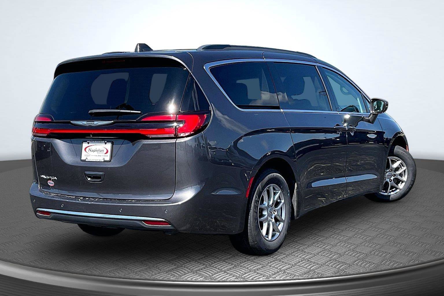 Used 2021 Chrysler Pacifica Touring w/ Cold Weather Group FWD image 2