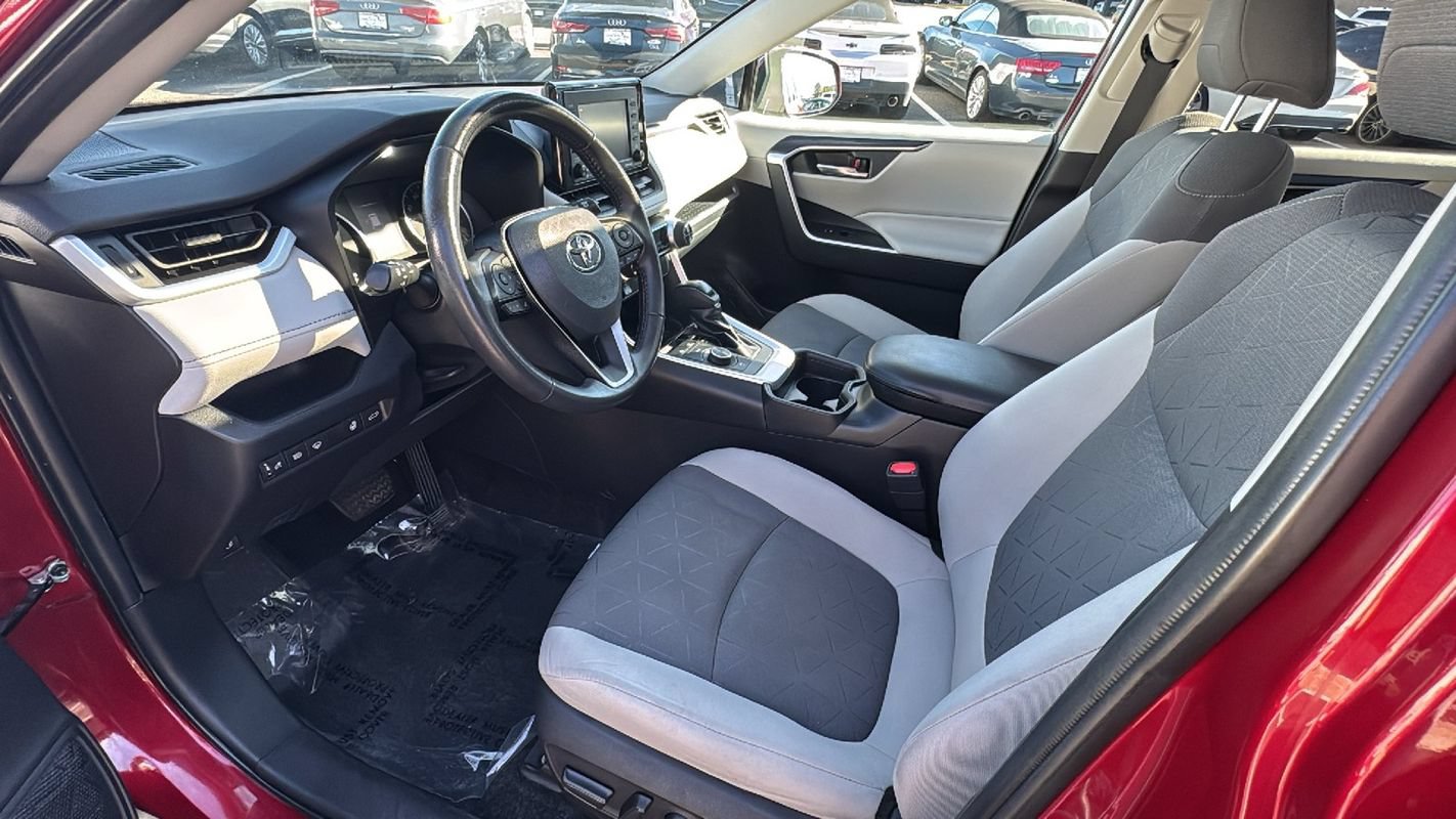 Used 2021 Toyota RAV4 XLE w/ Convenience Package AWD/4WD image 9