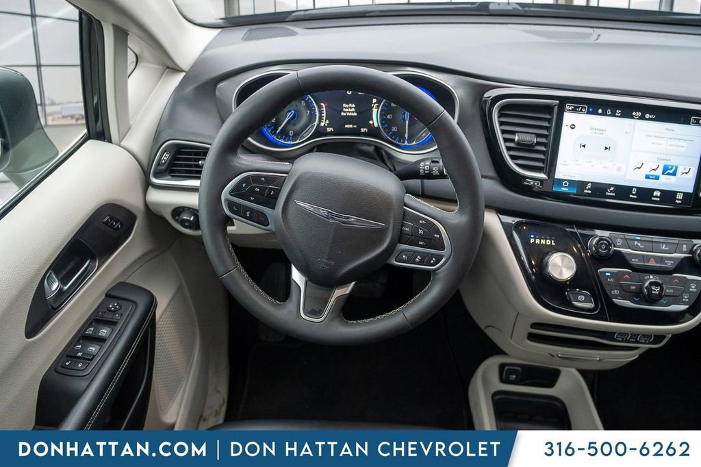 Used 2023 Chrysler Pacifica Touring-L FWD image 7