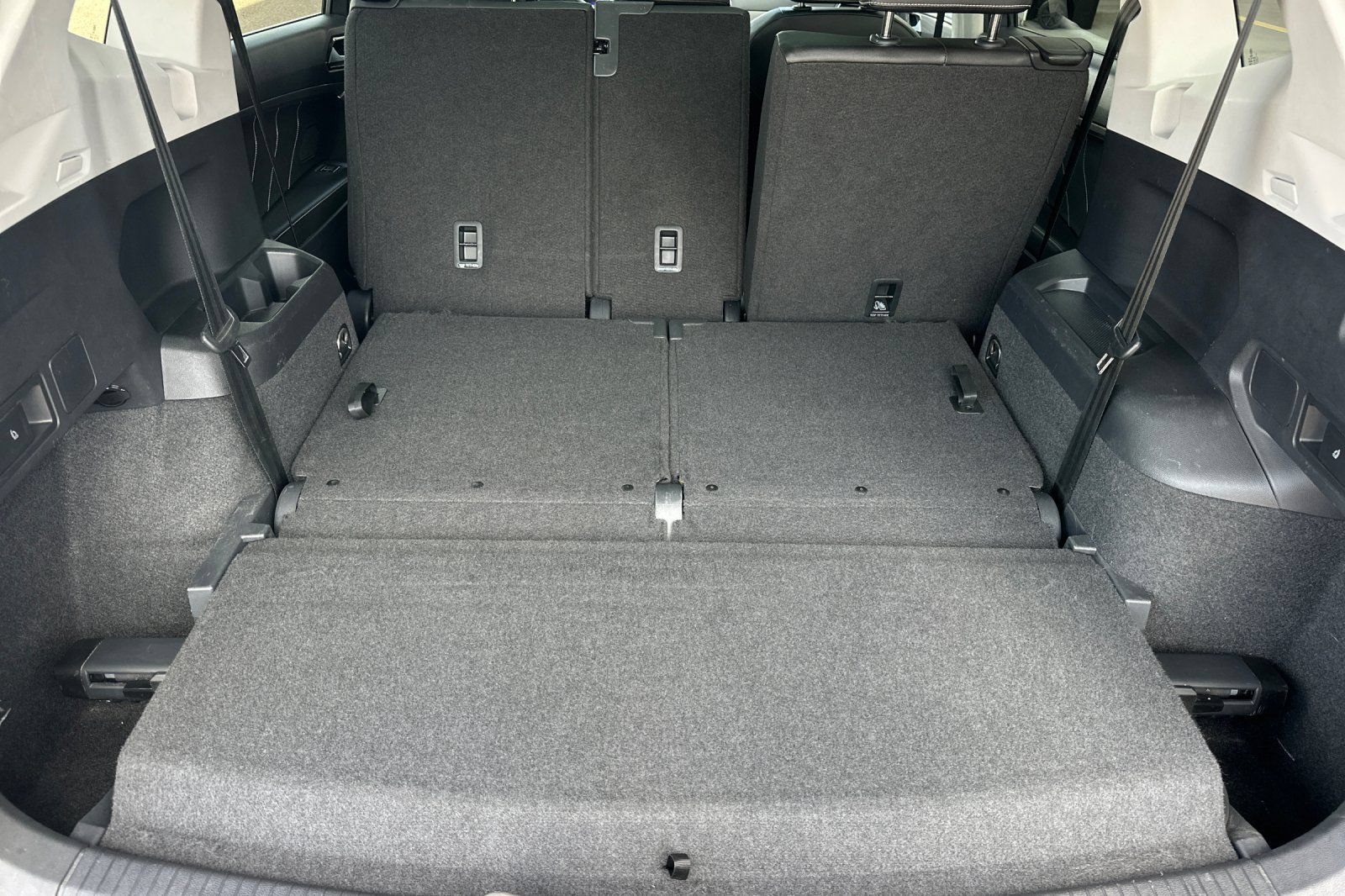Used 2023 Volkswagen Tiguan SE w/ Panoramic Sunroof Package FWD image 16