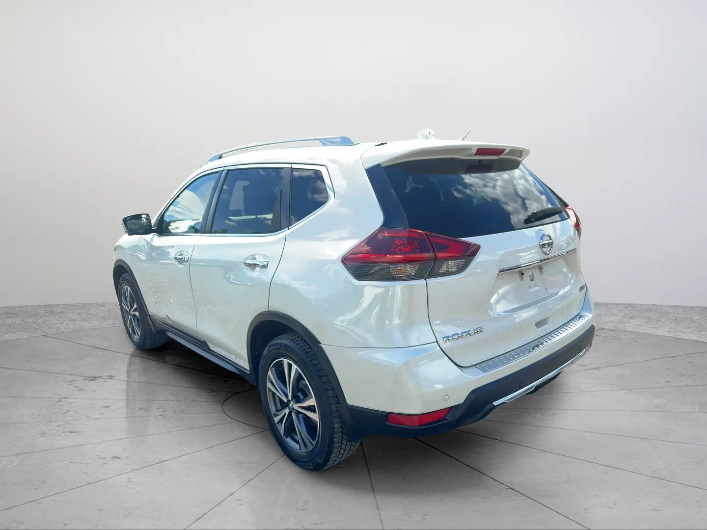 Used 2019 Nissan Rogue SV w/ Premium Package AWD/4WD image 15