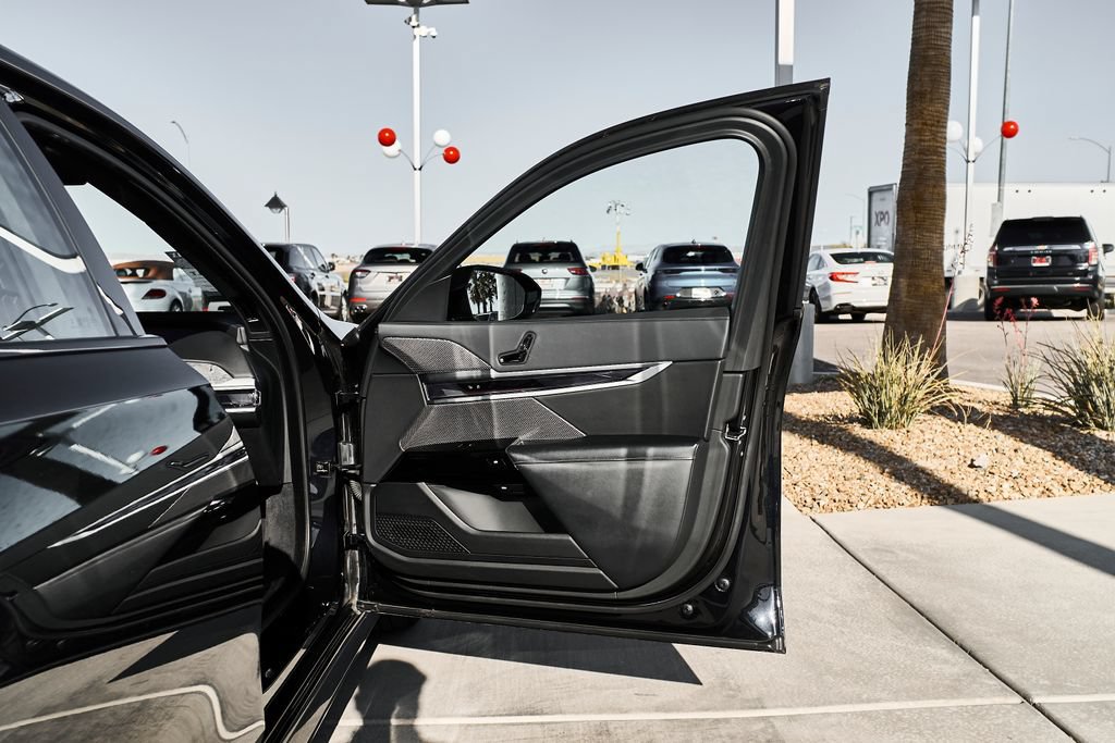 Used 2024 BMW 740i w/ Premium Package RWD image 9
