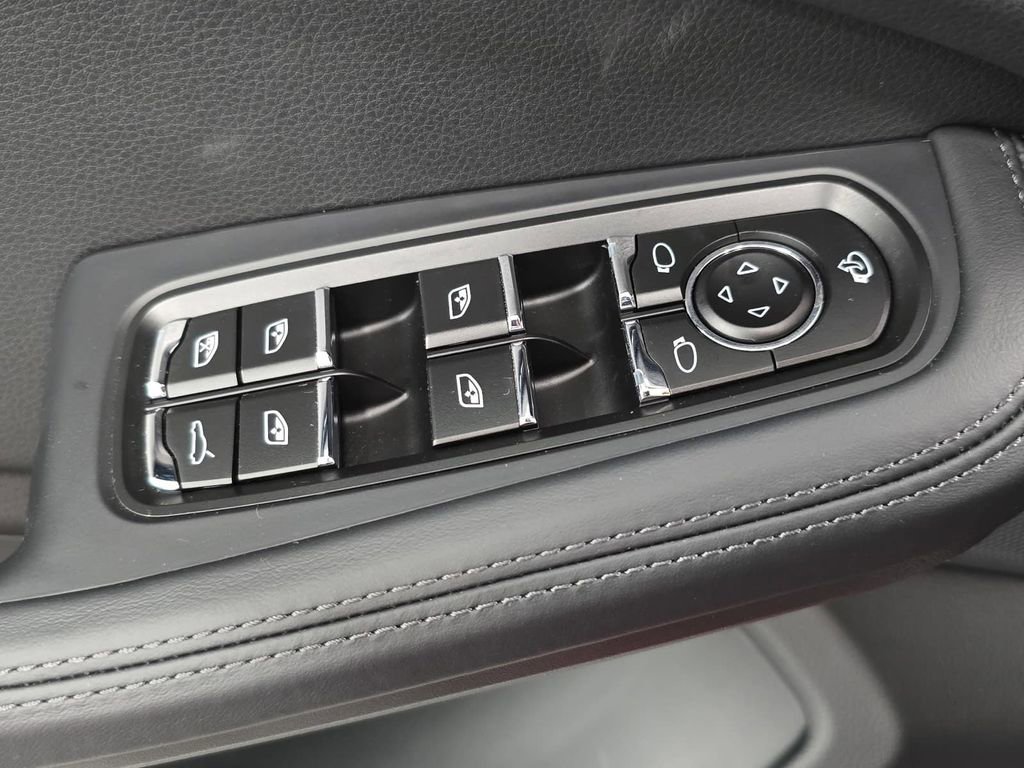Used 2025 Porsche Macan AWD/4WD image 24