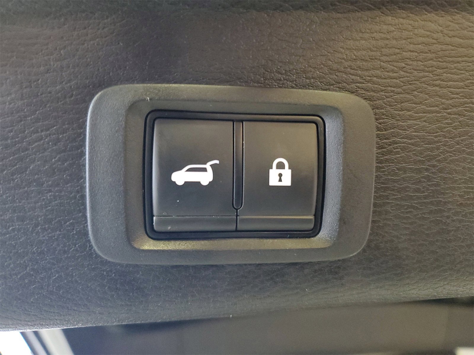 Used 2023 Mitsubishi Outlander SE image 30