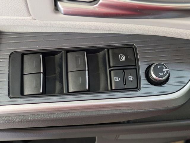 Used 2023 Toyota Sienna XSE FWD image 16