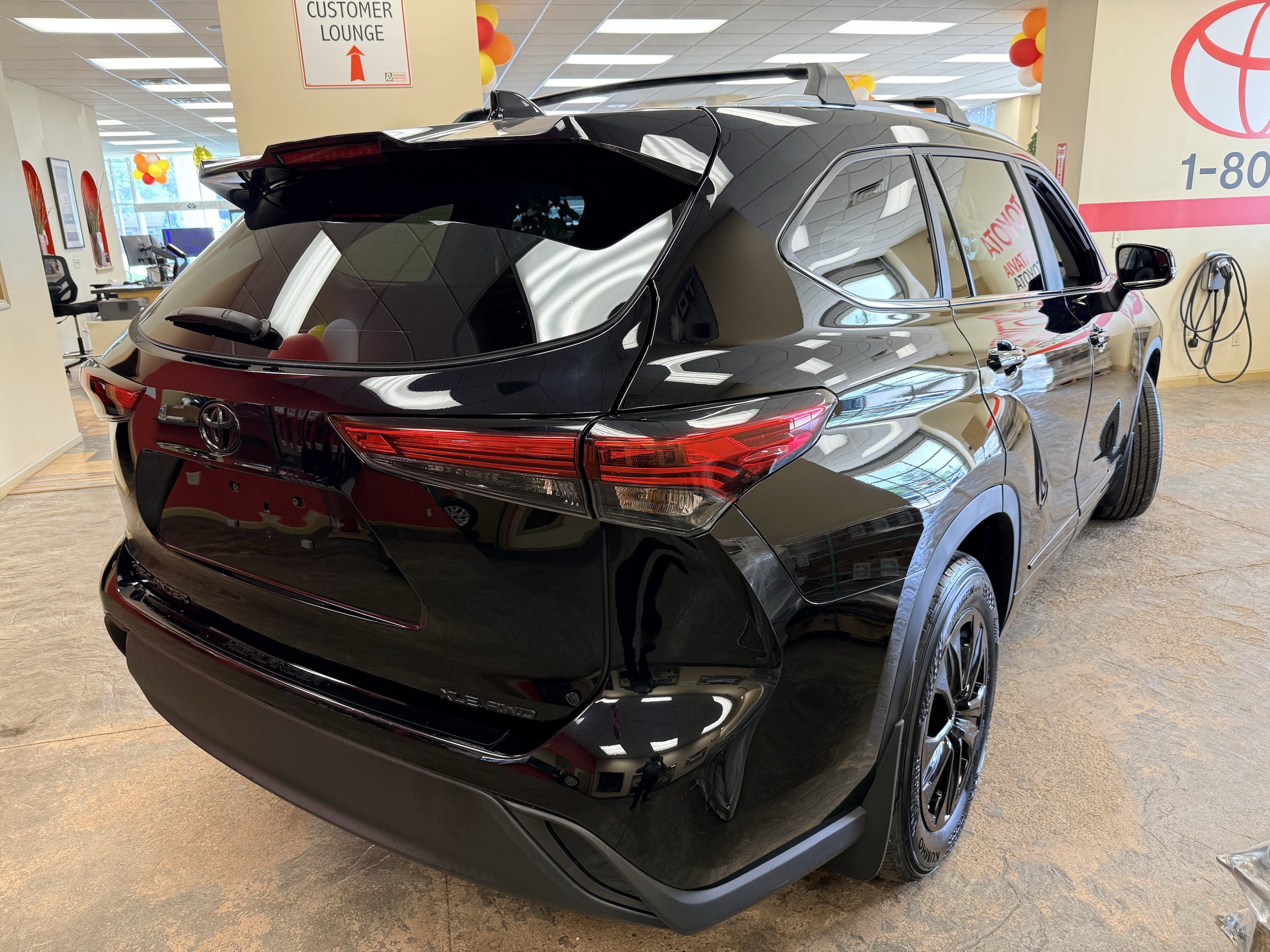 Used 2023 Toyota Highlander XLE AWD/4WD image 18