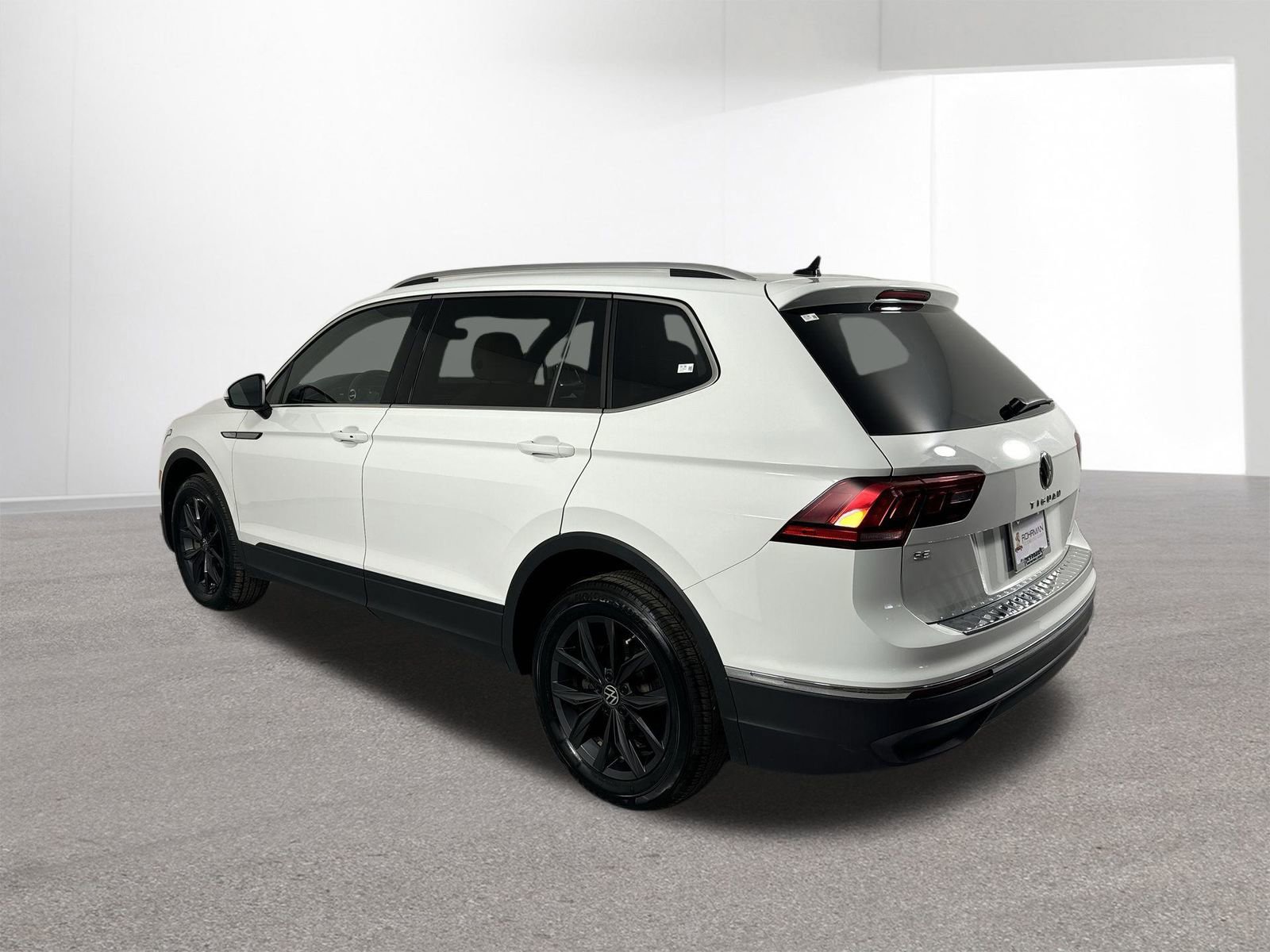 Used 2024 Volkswagen Tiguan SE AWD/4WD image 32