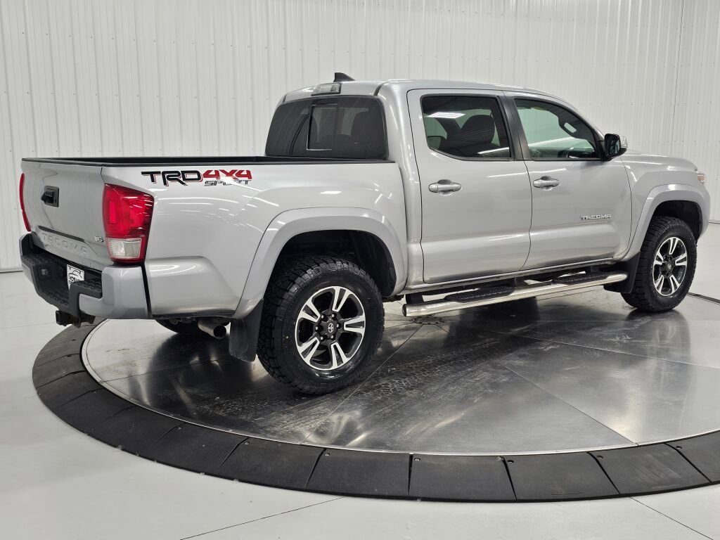 Used 2017 Toyota Tacoma TRD Sport w/ Tow Package (A/T) AWD/4WD image 5