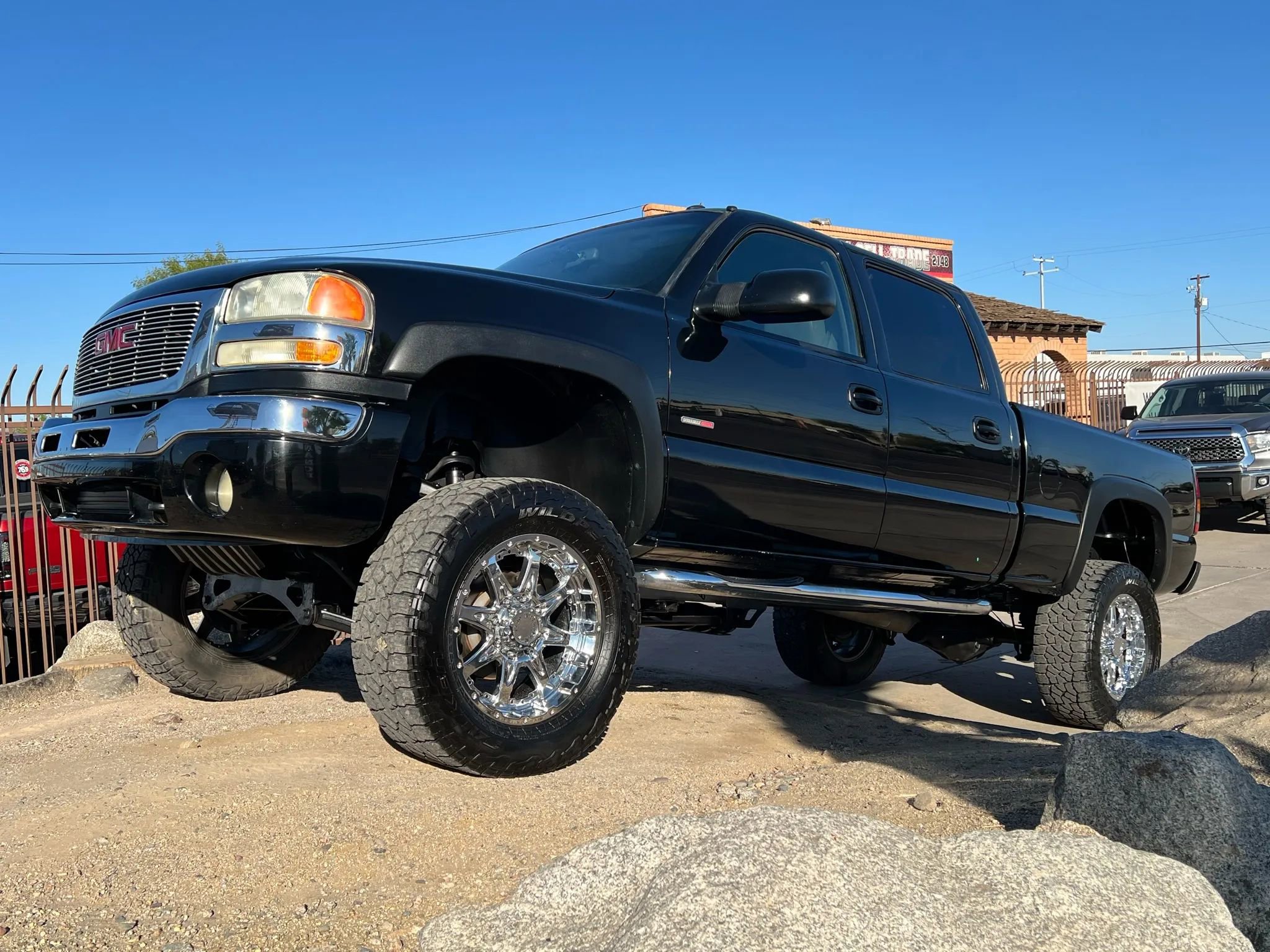 Used 2004 GMC Sierra 2500 SLT w/ Heavy-Duty Power Package AWD/4WD image 2