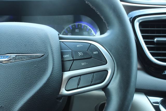 Used 2018 Chrysler Pacifica Touring-L Plus w/ Tire & Wheel Group FWD image 27