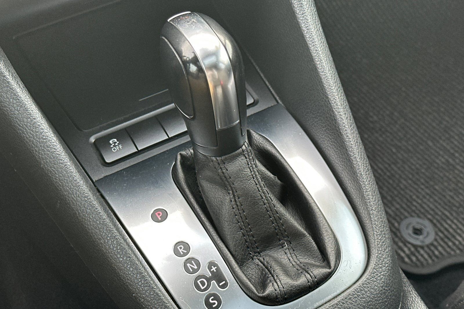 Used 2012 Volkswagen Golf 4-Door image 18