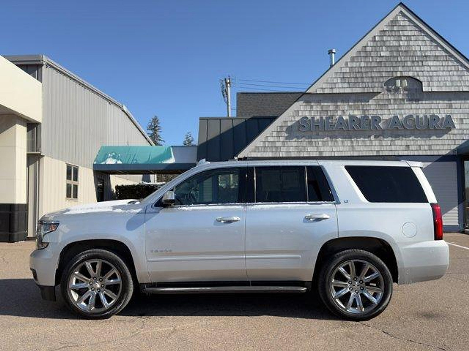 Used 2018 Chevrolet Tahoe LT w/ Luxury Package AWD/4WD image 4