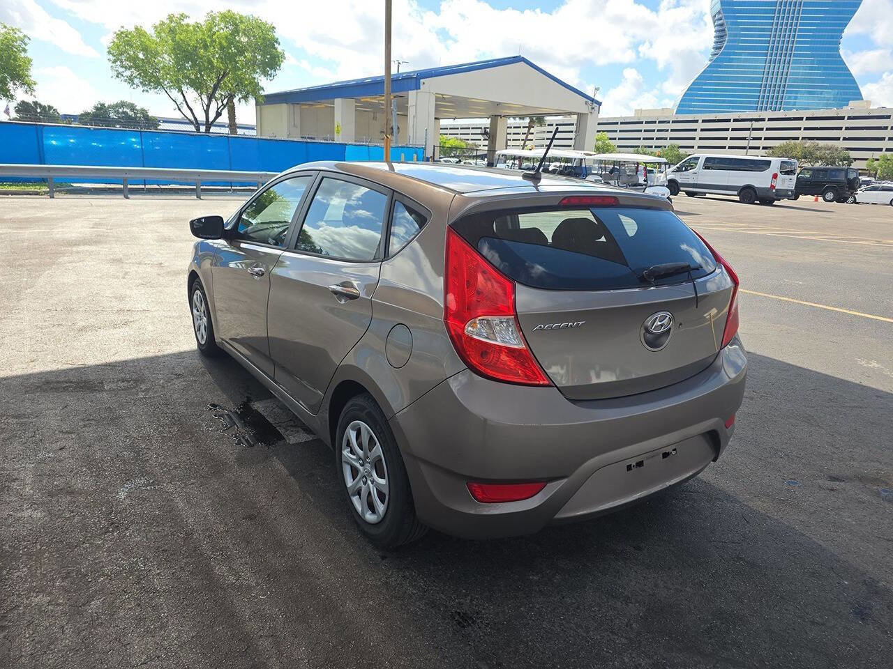 Used 2014 Hyundai Accent GS FWD image 2