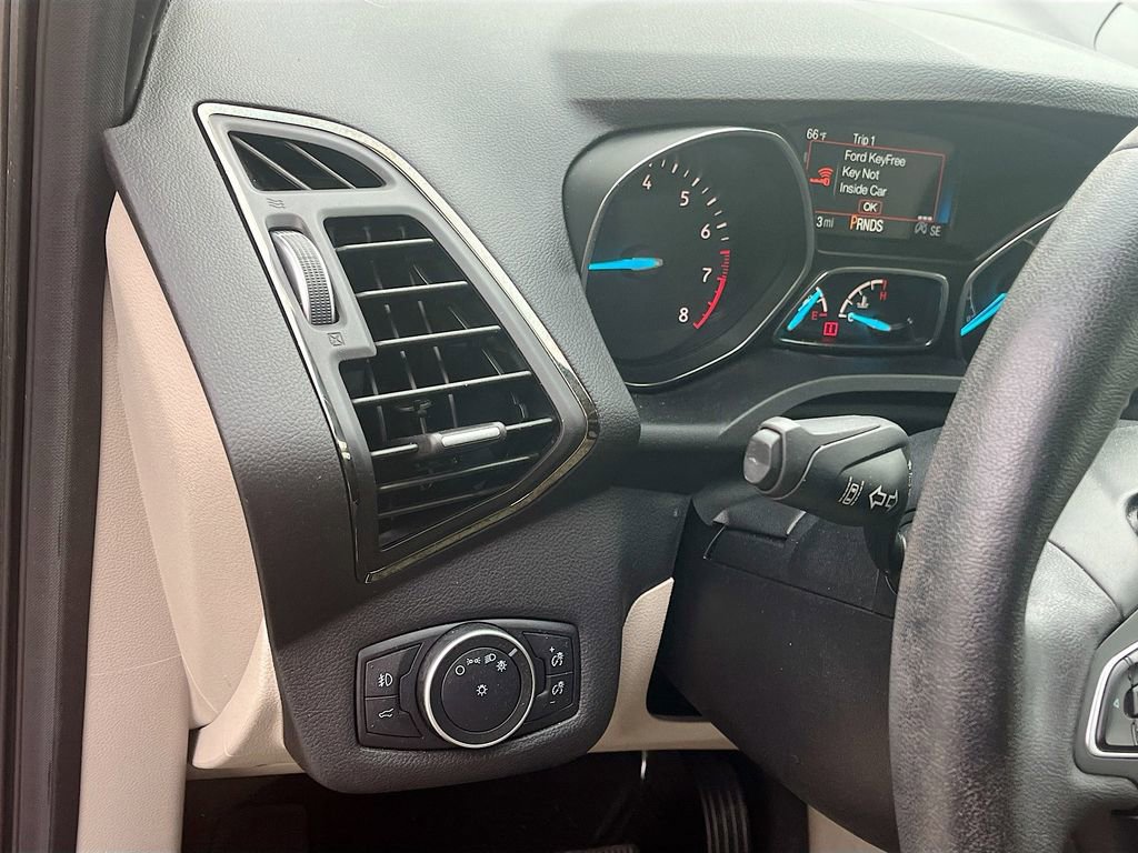 Used 2018 Ford Escape Titanium w/ Ford Safe & Smart Package FWD image 10