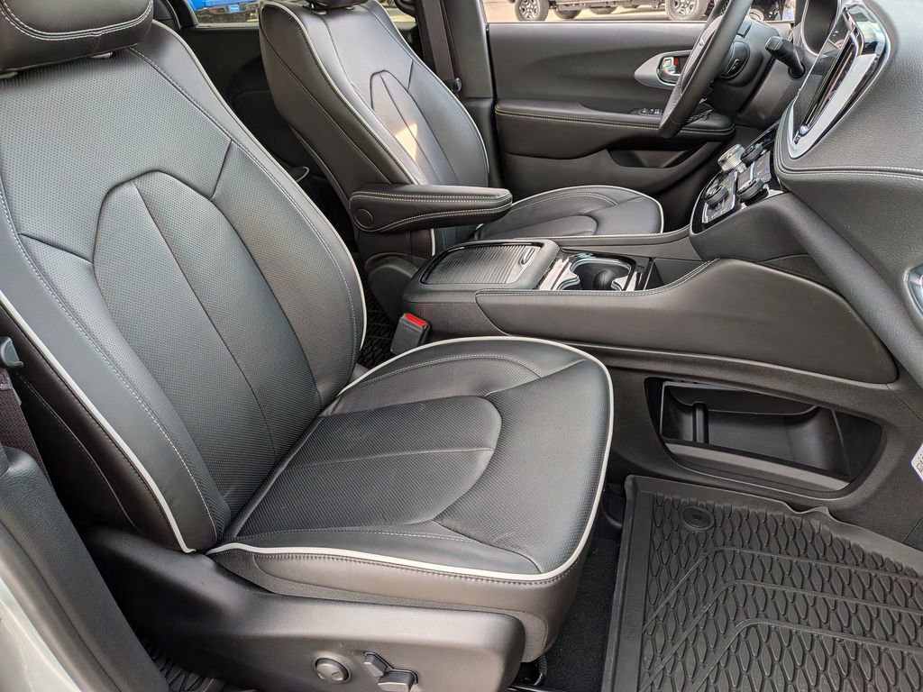 New 2026 Chrysler Pacifica Limited image 25