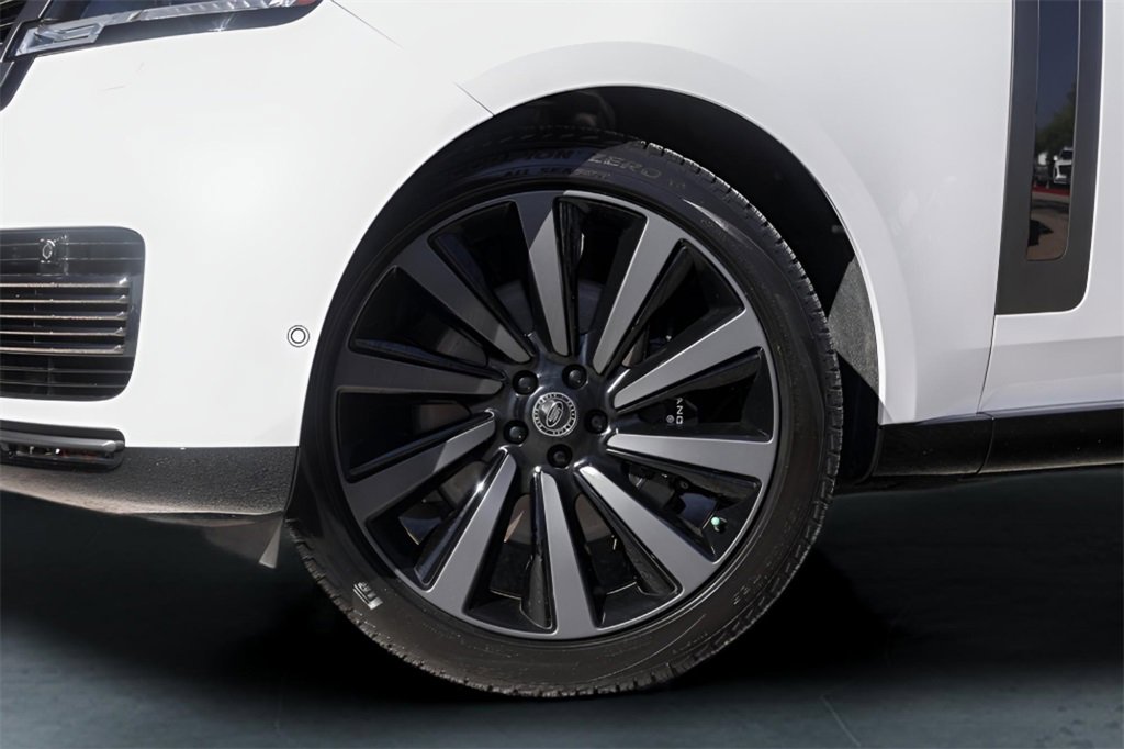 Used 2023 Land Rover Range Rover SV image 4