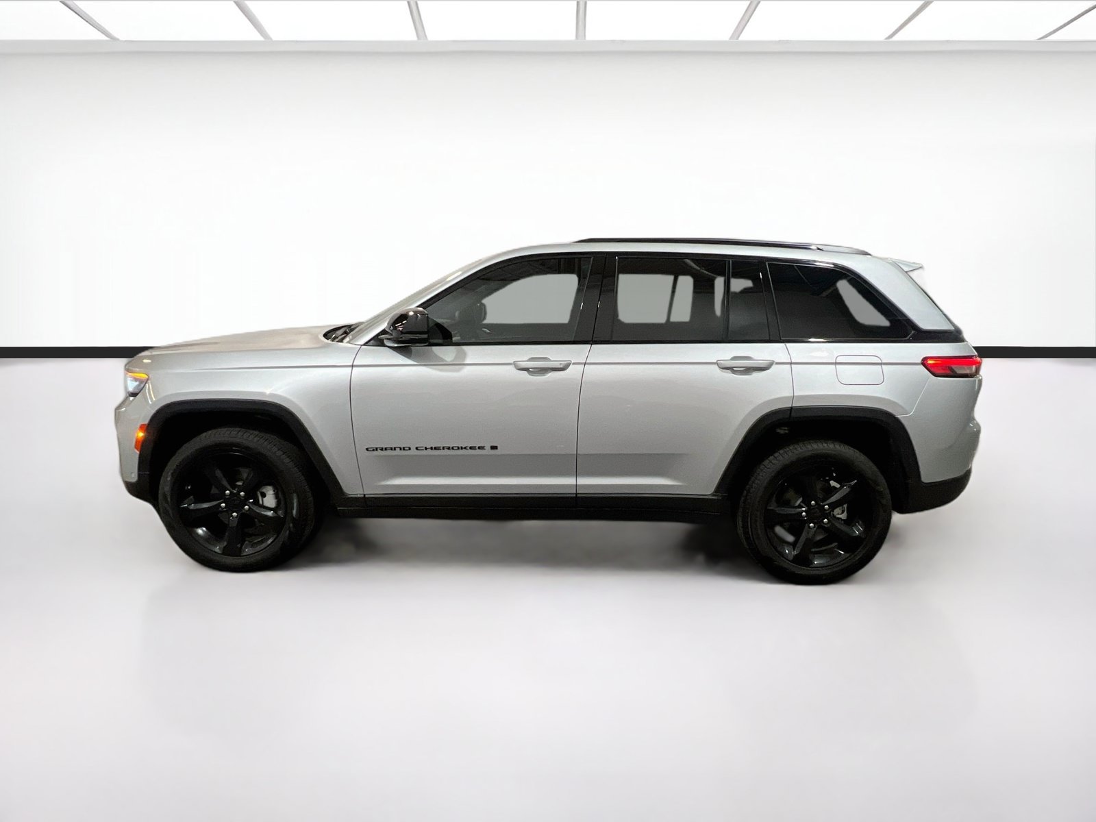 Used 2025 Jeep Grand Cherokee Limited w/ Luxury Tech Group II AWD/4WD image 24