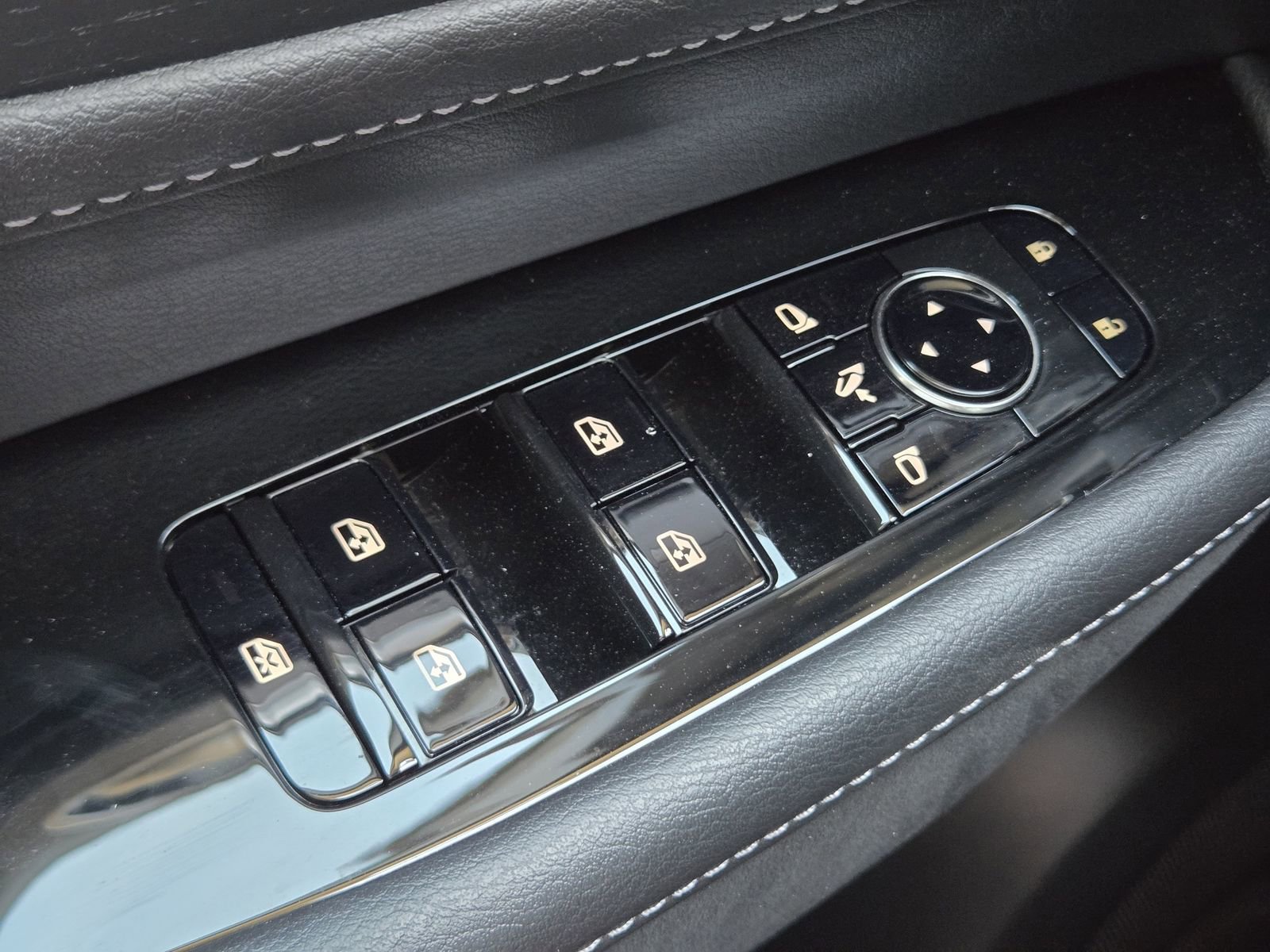 Used 2025 INFINITI QX80 Sensory image 28