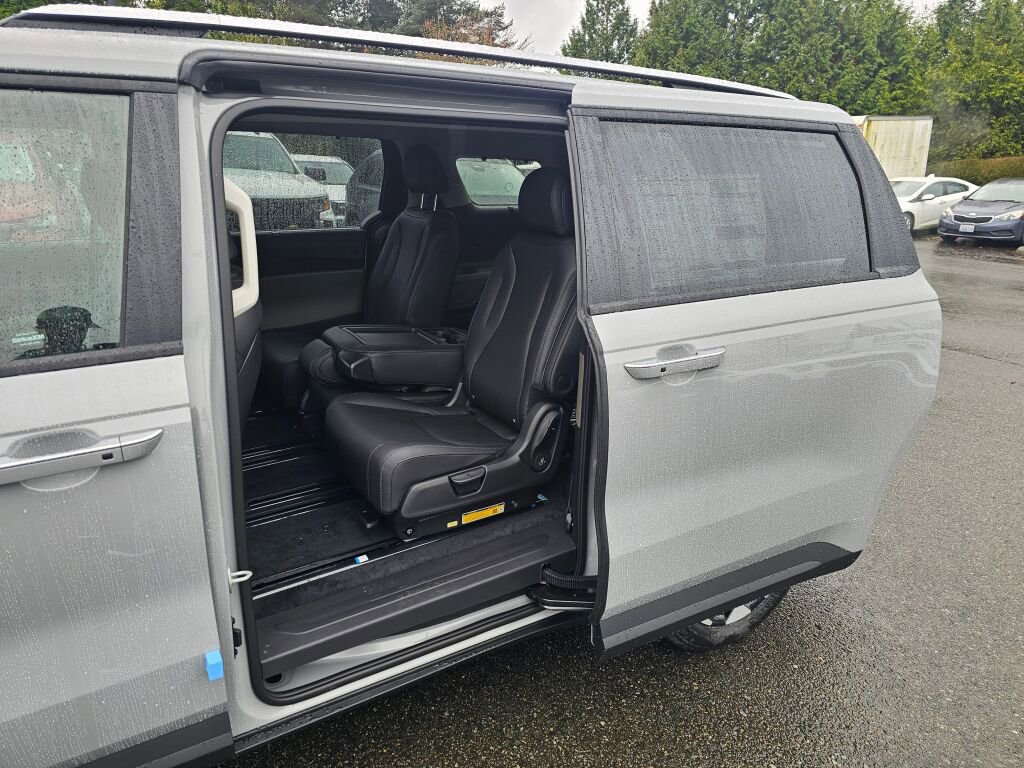 New 2026 Kia Carnival EX image 21