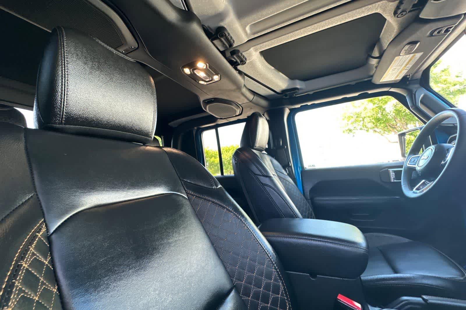 Used 2023 Jeep Gladiator Overland AWD/4WD image 17