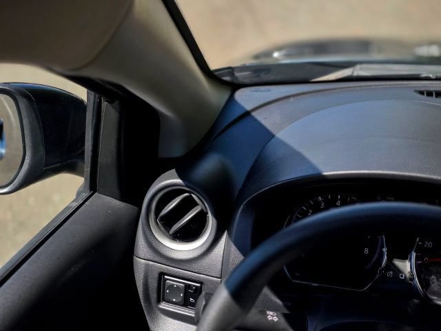Used 2015 Nissan Versa SV FWD image 19