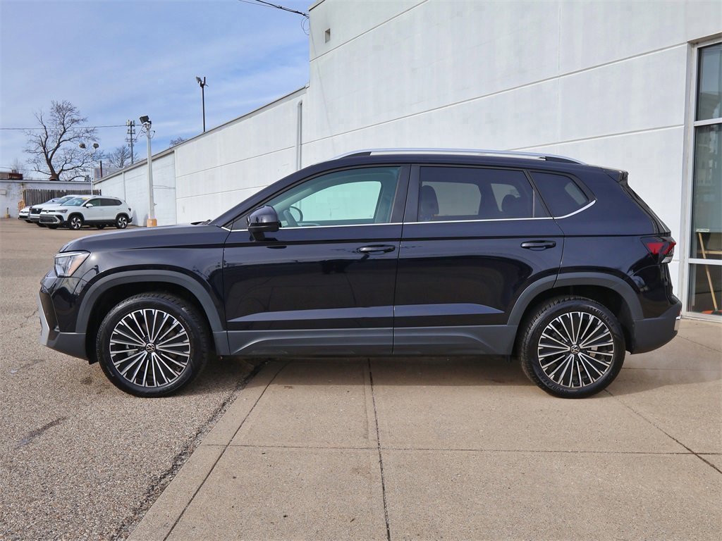 Certified 2025 Volkswagen Taos SE image 2