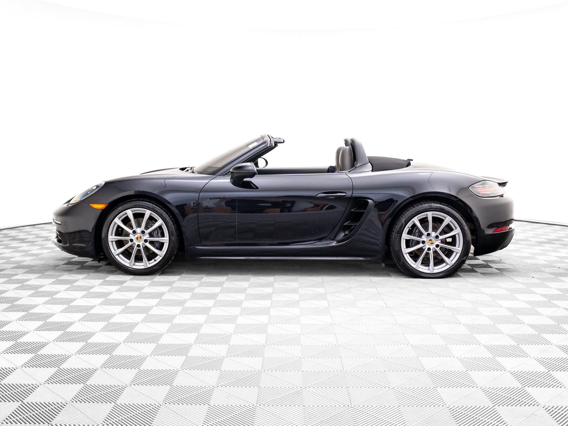 Used 2017 Porsche 718 Boxster image 2
