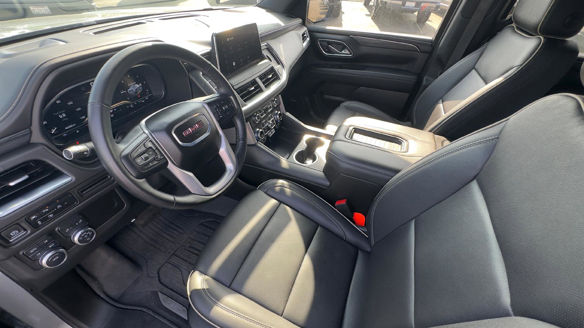 Used 2024 GMC Yukon SLT w/ SLT Luxury Package image 21