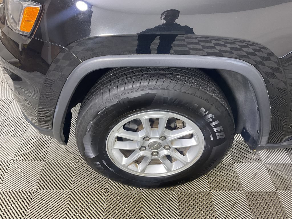 Used 2019 Jeep Grand Cherokee Laredo AWD/4WD image 5