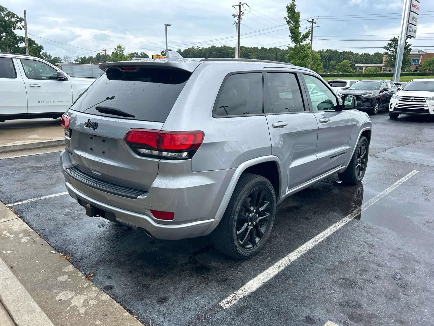 Used 2020 Jeep Grand Cherokee Altitude AWD/4WD image 3