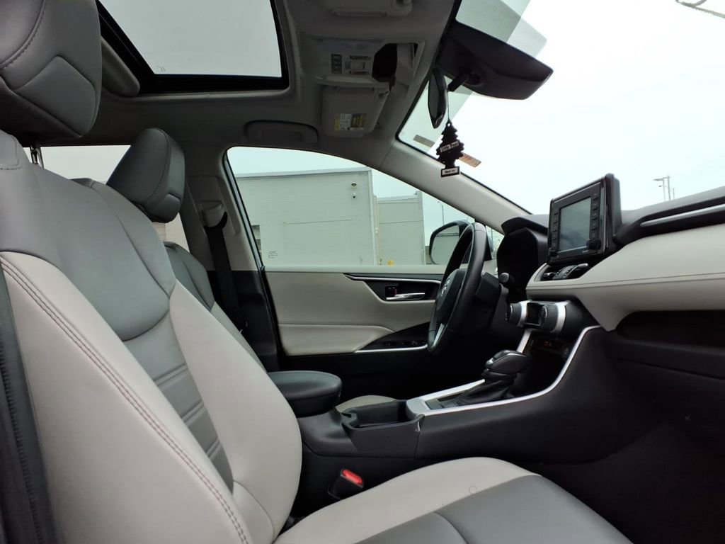 Used 2021 Toyota RAV4 XLE Premium image 30