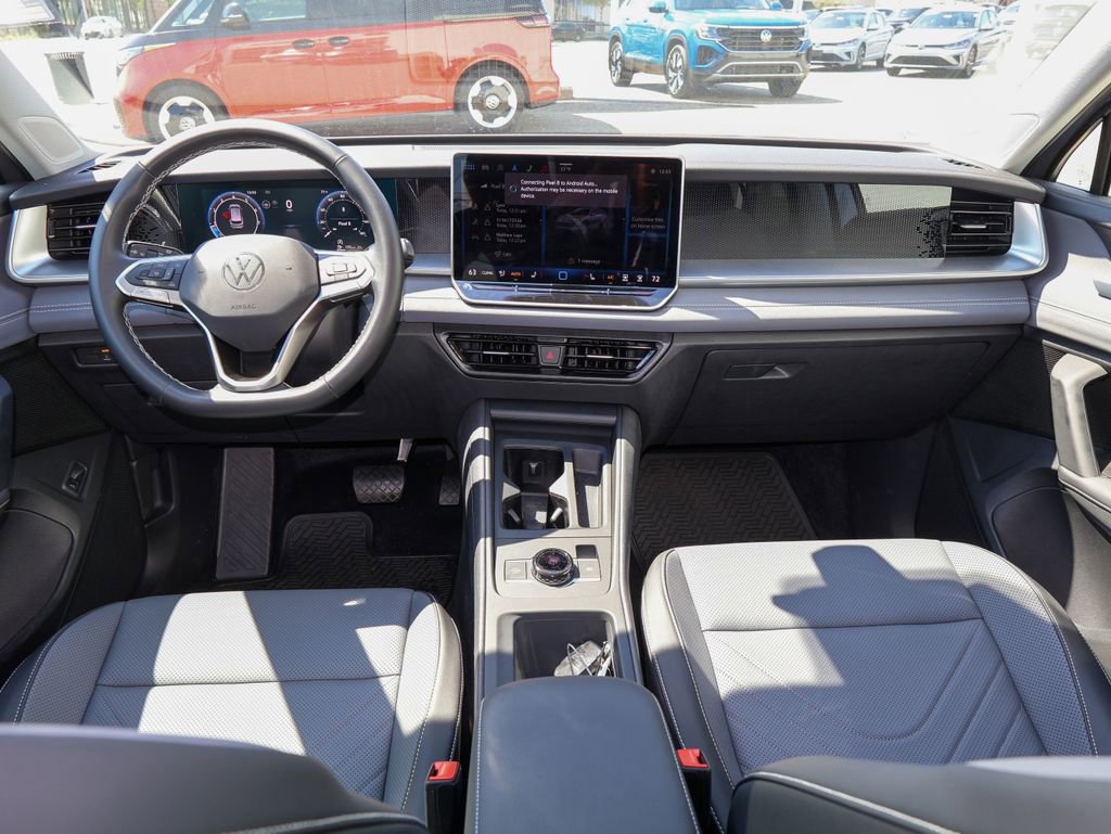 Used 2025 Volkswagen Tiguan SE image 18