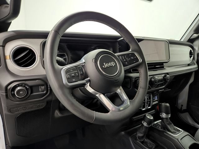 Used 2025 Jeep Wrangler Unlimited Sahara AWD/4WD image 17