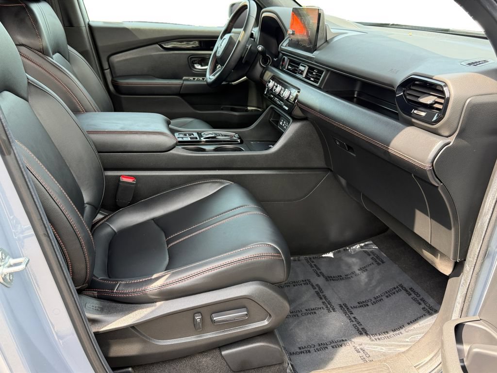 Used 2025 Honda Pilot TrailSport image 8