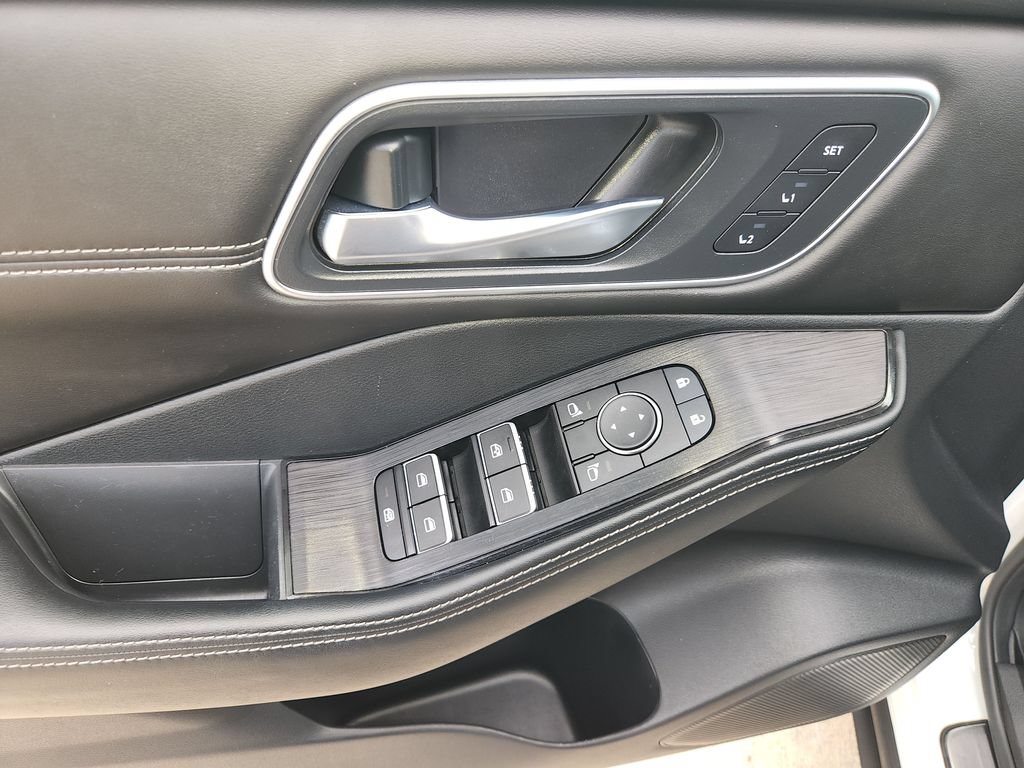 Certified 2024 Nissan Rogue Platinum w/ Platinum Premium Package FWD image 32