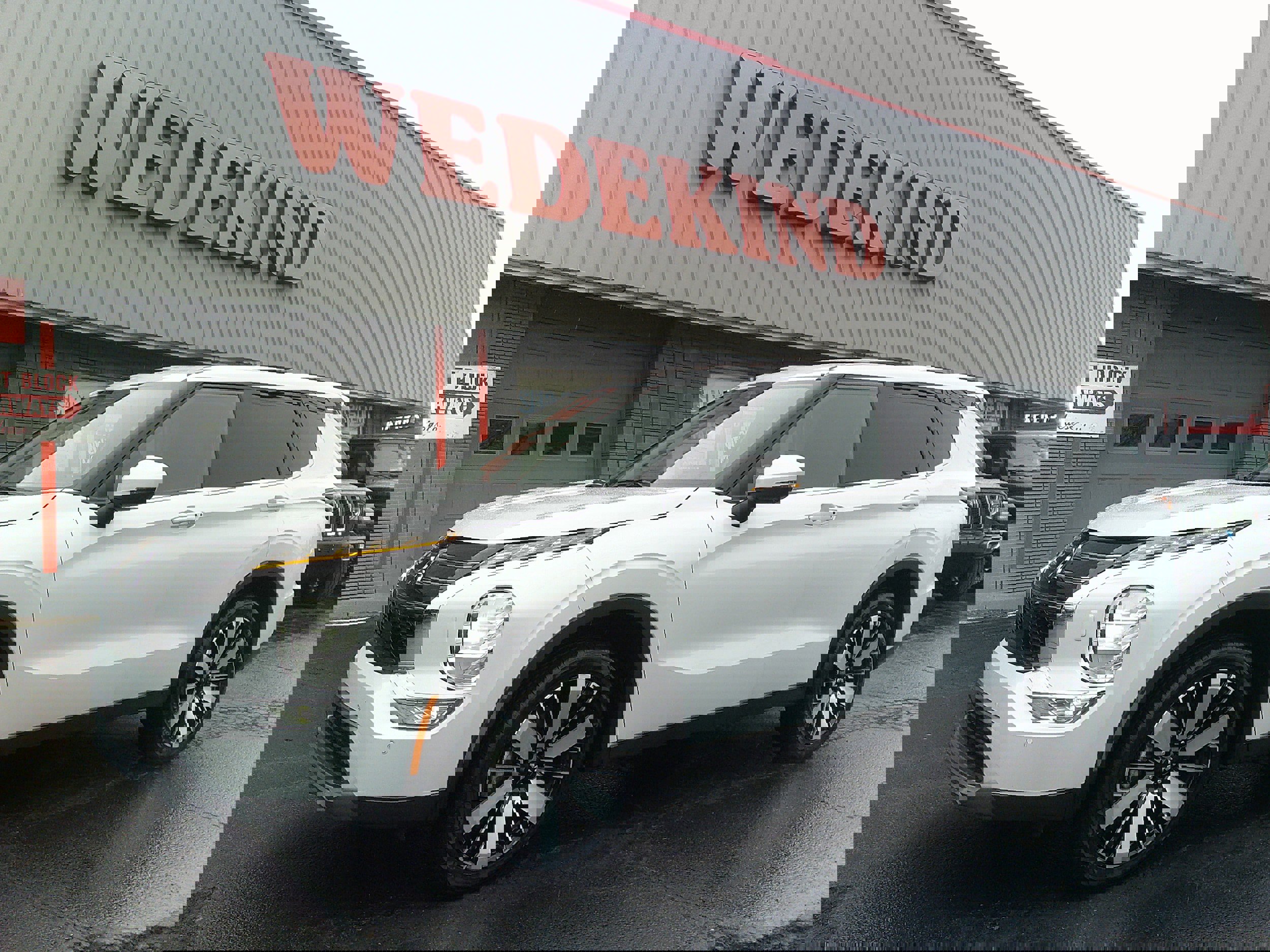 Used 2025 Mitsubishi Outlander SE image 1