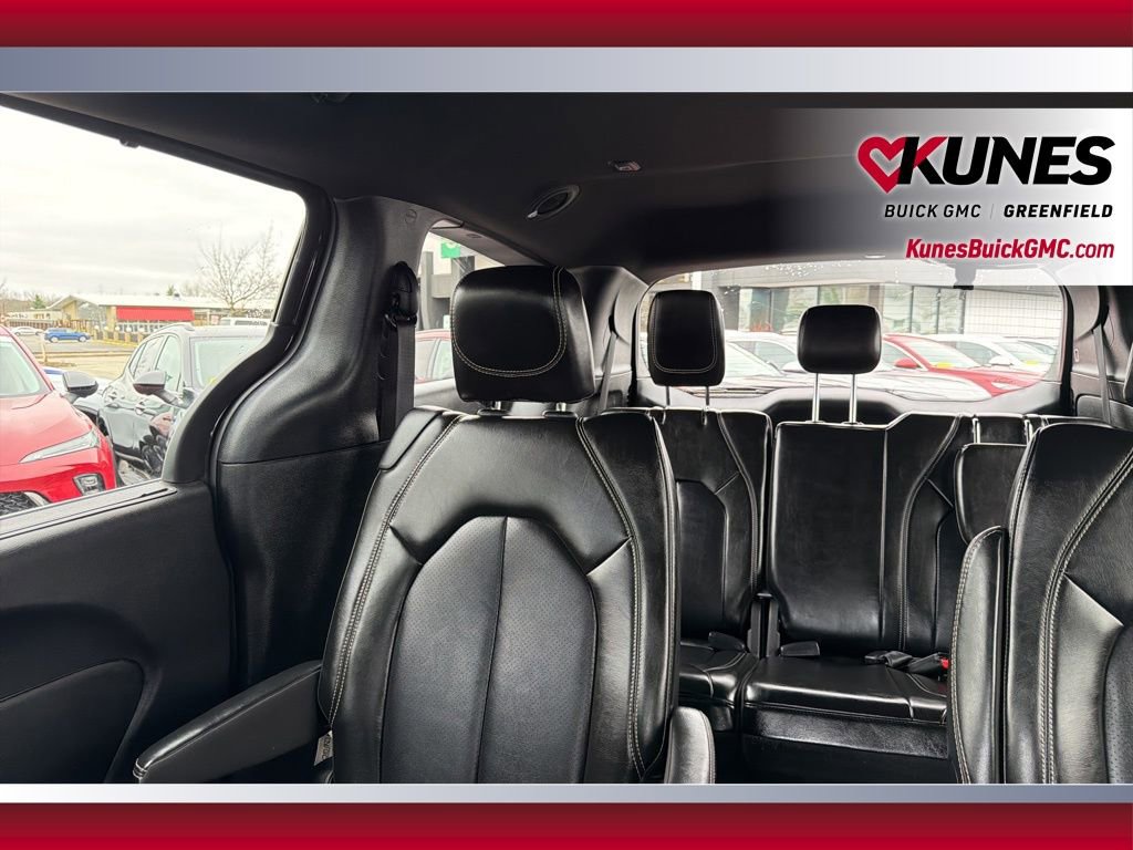 Used 2025 Chrysler Pacifica Select image 34