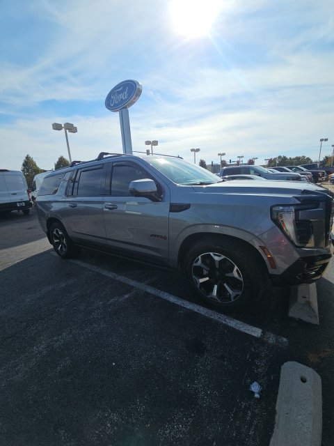 Used 2025 GMC Yukon XL AT4 AWD/4WD image 3